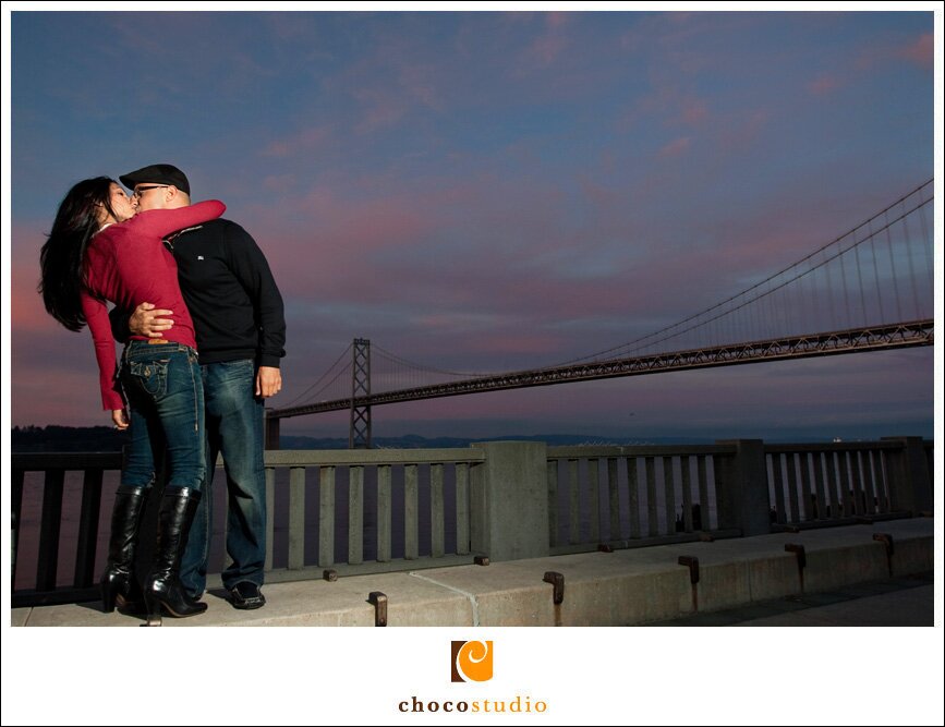 San Francisco photos on the Embarcadero for an engagement photo session